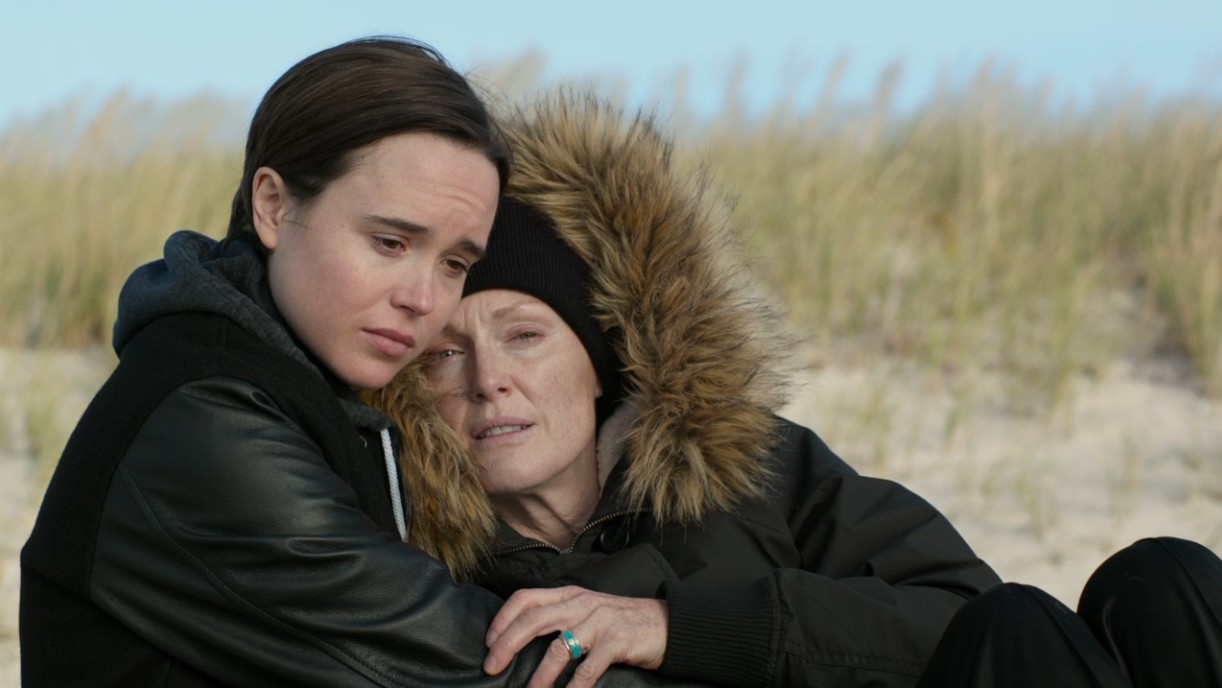 Ellen Page abraça a Julianne Moore doente na praia.jpg